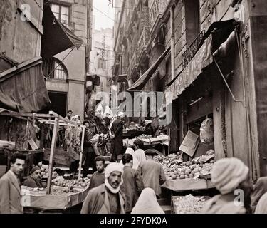 1950 1960 STRETTO MERCATO ARABO VIA ALGERI ALGERIA - r15559 RGE001 HARS ADVENTURE STREETS LOW ANGLE 1962 STRETTE CAPITALI ALGERIA ARABI MEDITERRANEO ARABO MERCATO ARABO BIANCO E NERO NORD AFRICA VECCHIO STILE Foto Stock