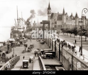 ATTIVITÀ DI SPEDIZIONE DEL 1928 SUL FIUME SCHELDT E SUL LUNGOMARE HET STEEN UNA FORTEZZA MEDIEVALE NELLA CITTÀ VECCHIA DI ANVERSA BELGIO - R4476 HAR001 HARS TRASPORTO COPIA SPAZIO SIGNORE PERSONE AUTOMOBILI MASCHI EDIFICI PEDONI TRASPORTO MERCI EUROPA B&W BELGIO ATTIVITÀ STRUTTURA PEDONALE AD ALTO ANGOLO EUROPEO PROPRIETÀ AUTOS ECCITAZIONE ESTERNO IMMOBILIARE AUTOMOBILI AUTOMOBILI VEICOLI EDIFICE FORTEZZA FREIGHTER COMMERCIO DI SPEDIZIONE WATERFRONT 1928 NERO E BIANCO HAR001 VECCHIO STILE NAVE PIÙ ANTICA Foto Stock
