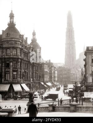 1920 LA FACCIATA NEO-BAROCCA DI HANSA CASA SULLA SINISTRA E LA CATTEDRALE DI NOSTRA SIGNORA SULLO SFONDO CENTRALE ANVERSA BELGIO - R4542 HAR001 STRUTTURA HARS PROPRIETÀ EUROPEA E. AUTOS ESTERNO BELGA OPPORTUNITÀ TROLLEY CATTEDRALE IMMOBILIARE COLLEGAMENTO NORD-OVEST STRUTTURE CONCETTUALI AUTOMOBILI CITTÀ VEICOLI DIFENSIVI EDIFICE CONFEDERAZIONE COOPERAZIONE FACCIATA MERCANTILE SINISTRO NEO-BAROCCHI CITTÀ LUNGOMARE NERO E BIANCO HAR001 VECCHIO ALLA MODA Foto Stock
