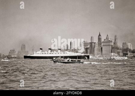 ANNI '30 LA REGINA RMS MARY LUSSO OCEAN LINER SU MAIDEN VIAGGIO MAGGIO 27 1936 ACCOLTO ALL'ARRIVO 1 GIUGNO 1936 NEW YORK CITY USA - S108 HAR001 HARS MARY B&W NORTH AMERICA HARBOUR NORTH AMERICAN SUCCESSO WIDE ANGLE LINER AVVENTURA ECCITAZIONE ESTERNO POTENTE ORGOGLIO DI ARRIVO NEL VIAGGIO CONCETTUALE DI NEW YORK NEW YORK 1936 CITTÀ INAUGURANO L'ELEGANTE CITTÀ DI NEW YORK ARRIVO ACCOLTO NERO E BIANCO HAR001 FIUME HUDSON VECCHIO STILE REGINA MARY VESSEL Foto Stock