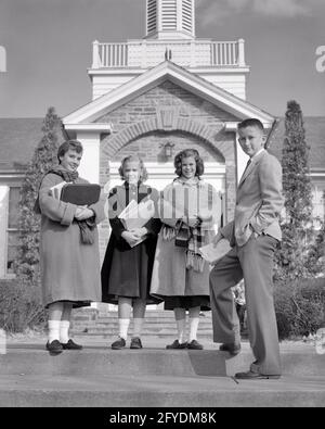 ANNI '50 4 ADOLESCENTI CHE SI TROVANO DI FRONTE ALL'EDIFICIO DELLA SCUOLA INDOSSANDO CAPPOTTI CHE TRASPORTANO LIBRI 3 RAGAZZE E 1 RAGAZZO TUTTI CERCANDO AT CAMERA - S9726 HAR001 HARS COMUNITÀ SUBURBANA TEMPO VECCHIO NOSTALGIA OCCUPATO VECCHIA MODA 1 GIOVANE STILE LAVORO DI SQUADRA GIOIA FELICE STILE DI VITA CELEBRAZIONE DONNE CAPPOTTI COPIA SPAZIO AMICIZIA FULL-LENGTH PERSONE MASCHI ADOLESCENTE RAGAZZA ADOLESCENTE RAGAZZO FIDUCIA B&W OCCHIO CONTATTO SCUOLE VESTITO E LEGARE FELICITÀ ALLEGRO E CONOSCENZA ORGOGLIO OPPORTUNITÀ HIGH SCHOOL SORRISI SCUOLE SUPERIORI COLLEGAMENTO GIOIOSO ELEGANTE ADOLESCENTE JUNIOR COOPERAZIONE CRESCITA GIOVANI TOGETHERNESS NERO E BIANCO ETNIA CAUCASICA Foto Stock