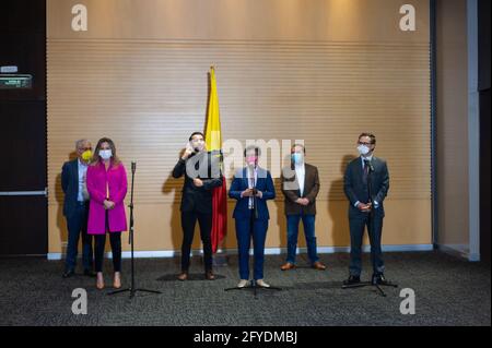 Sindaco di Bogotà, Claudia Lopez, Segretario della Salute Alejandro Gomez e Nicolas Uribe, presidente della Camera di COMERCE di Bogotà tenere un vivo in televis Foto Stock