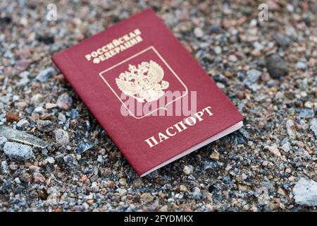 Il passaporto perso della Russia si trova a terra in città Foto Stock