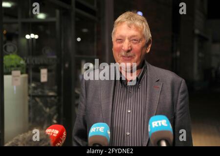 Sammy Wilson MP, parlando ai media mentre lascia il Crowne Plaza Hotel, Belfast la sera della ratifica di Edwin Poots come nuovo leader del DUP. Data immagine: Giovedì 27 maggio 2021. Foto Stock