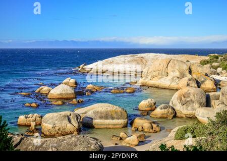 La spiaggia di rocce rocciose è una spiaggia turqoise e riparata e. Una famosa destinazione turistica nella città del capo Sud Africa Foto Stock