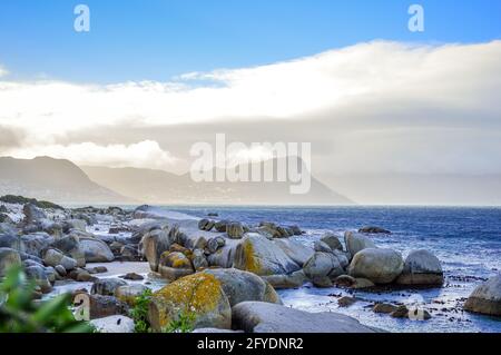 La spiaggia di Rocky Boulder è una spiaggia turchese e riparata e una famosa destinazione turistica nella città del capo, in Sud Africa Foto Stock