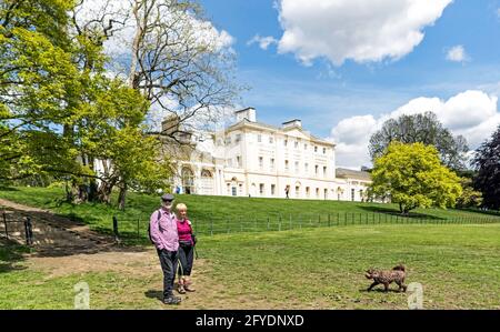 Persone cani a piedi fuori Kenwood House Hampstead UK Foto Stock