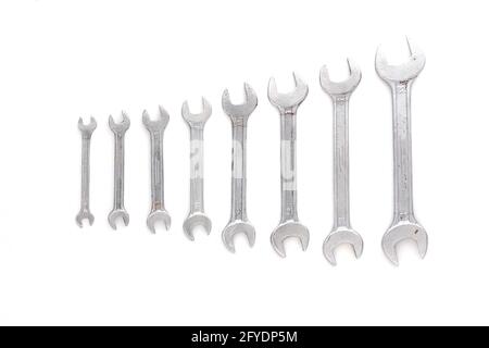 Set di chiavi di dimensioni diverse su sfondo bianco con spazio di copia, posizione del testo. Banner con kit strumenti per auto di riparazione. Foto Stock
