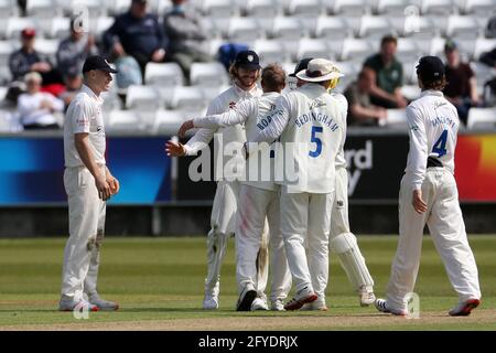 CHESTER LE STREET, REGNO UNITO. 27 MAGGIO Scott Borthwick di Durham festeggia dopo aver intrappolato Ryan ten Doeschate di Essex durante la partita del campionato della contea di LV tra il Durham County Cricket Club e l'Essex a Emirates Riverside, Chester le Street giovedì 27 maggio 2021. (Credit: Mark Fletcher | MI News) Credit: MI News & Sport /Alamy Live News Foto Stock