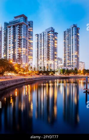 Apartment condominium Towers a Vancouver, in zona Yaletown al tramonto. Foto Stock