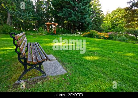 Panca di parco in un parco pubblico a Toronto, Ontario, Canada. Foto Stock