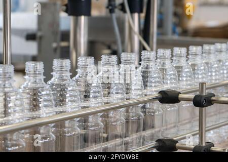 I vari tipi di flacone di plastica e materiale preformato con fondo dello stampo ad iniezione. Lavorazione di produzione di contenitori per bevande. Foto Stock