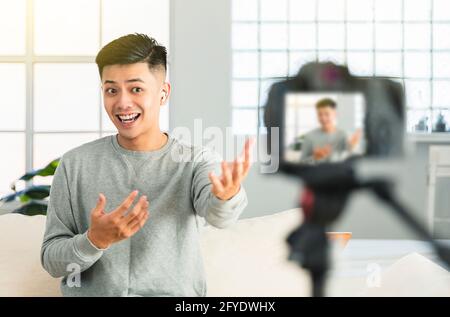 Video di registrazione di un giovane uomo per un reportage o un tutorial su Internet streaming Foto Stock