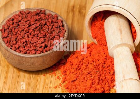 Bixa Orellana - Achiote biologico; è un condimento e colorazione alimentare. Foto Stock