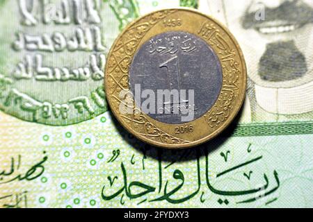 Una moneta riyal dell'Arabia Saudita (lato opposto) anno 2016 su 1 banconote di carta riyal Saudita di fondo, un metallo e una banconota riyals Saudita insieme, Saudita Foto Stock