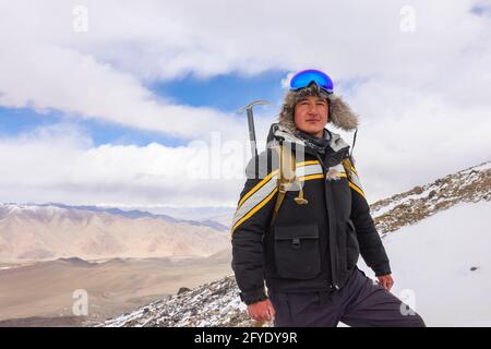 (210528) -- URUMQI, 28 maggio 2021 (Xinhua) -- Foto scattata il 15 maggio 2021 mostra un ritratto di Bikmirza Turdil sulla Muztagh ATA nella regione autonoma Xinjiang Uygur della Cina nord-occidentale. Bikmirza, un pastore di 24 anni di Kirghiz, è nato e cresciuto ai piedi del Muztagh ATA, una vetta con un'altitudine di oltre 7,500 metri, nei Pamirs della regione autonoma cinese Xinjiang Uygur. Ha iniziato a lavorare come guida per aiutare gli scalatori a trasportare attrezzature e forniture all'età di 18 anni. Arrampicata Muztagh ATA, un simbolo di coraggio, è anche considerato come la cerimonia di arrivo per i giovani locali. In S Foto Stock