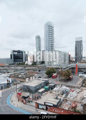 Vista sull'area di riqualificazione di Blackwall e sugli edifici affermati - Providence Tower e Ontario Tower dallo sviluppatore Ballymore. Foto Stock