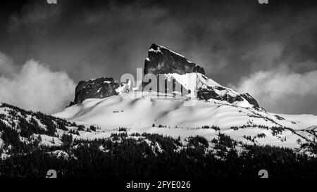 Foto in bianco e nero del famoso Black Tusk e della più piccola vetta del Bishop's Mitre una destinazione per escursioni nella catena montuosa Garibaldi vicino a W. Foto Stock