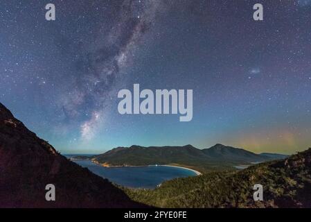 Milky Way e Aurora sopra Wineglass Bay Foto Stock