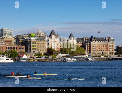 Vista del porto interno di Victoria con kayak in canoa nel porto. Foto Stock