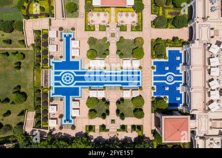 Vista aerea della piscina sulla costa del Lago di Fuxian con barche, Yunnan - Cina Foto Stock