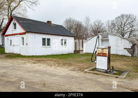 Una vecchia pompa a gas alla Fernald School di Templeton, Massachusetts Foto Stock