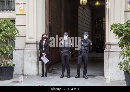 Barcellona, Spagna. 27 maggio 2021. I poliziotti si levano in guardia durante la manifestazione.circa un centinaio di persone si sono riunite questo giovedì pomeriggio in Via Laietana a Barcellona per protestare contro il trasferimento della sede nazionale della polizia, decisione che il governo comunale di Barcellona vuole portare a termine. Alla manifestazione hanno partecipato alcuni rappresentanti dei partiti politici, PP (Partito popolare), Vox e Ciudadanos. (Foto di Thiago Prudencio/SOPA Images/Sipa USA) Credit: Sipa USA/Alamy Live News Foto Stock