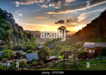 Tramonto sulle montagne del distretto di Moc Chau, provincia di Son la, Vietnam Foto Stock