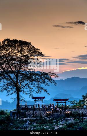 Tramonto sulle montagne del distretto di Moc Chau, provincia di Son la, Vietnam Foto Stock