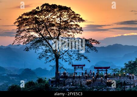 Tramonto sulle montagne del distretto di Moc Chau, provincia di Son la, Vietnam Foto Stock