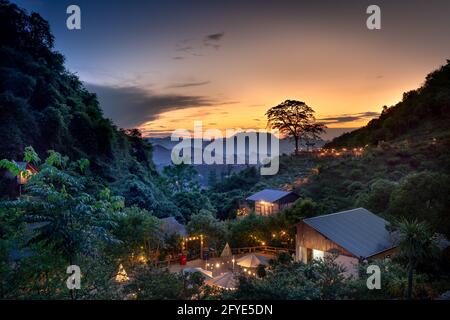 Tramonto sulle montagne del distretto di Moc Chau, provincia di Son la, Vietnam Foto Stock