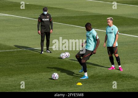 Oeiras, Portogallo. 27 maggio 2021. William Carvalho (C) e Pedro Goncalves (R) sono visti in azione durante la sessione di allenamento al campo di allenamento Cidade do Futebol di Oeiras.la squadra di calcio portoghese si allena per la prima volta prima di gareggiare nel campionato europeo di calcio - EURO 2020 - previsto per iniziare l'11 giugno. Credit: SOPA Images Limited/Alamy Live News Foto Stock