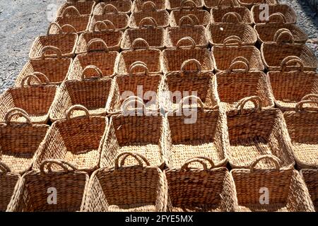 Cestini artigianali fatti da gambi di giacinto di acqua secca in un villaggio nel distretto di Long Hai della provincia di Ba Ria-Vung Tau, Vietnam Foto Stock