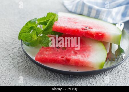 Dessert estivo. Fette di anguria su un piatto. Foto Stock