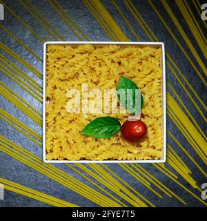 assortimento di pasta secca in scatola bianca Foto Stock
