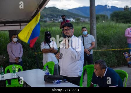 Il sindaco di Yumbo, Valle del Cauca, John Jairo Santamaria si riunisce in un incontro con l'OAS Organisation of American States (OEA), Membri indigeni e manifestanti per fermare i blocchi e i disordini che hanno lasciato almeno 40 morti nel mese scorso durante le proteste anti-governative contro le riforme del presidente Ivan Duque e la polizia abuso dei casi di autorità. A Yumbo, Valle del Cauca, il 26 maggio 2021. Foto Stock