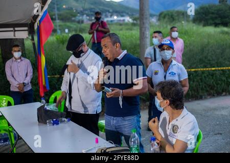 Il Sindaco di Yumbo, Valle del Cauca, John Jairo Santamaria (Centro) si riunisce in un incontro con l'OAS Organisation of American States (OEA), Membri indigeni e manifestanti per fermare i blocchi e i disordini che hanno lasciato almeno 40 morti nel mese scorso durante le proteste anti-governative contro le riforme del presidente Ivan Duque e la polizia abuso dei casi di autorità. A Yumbo, Valle del Cauca, il 26 maggio 2021. Foto Stock