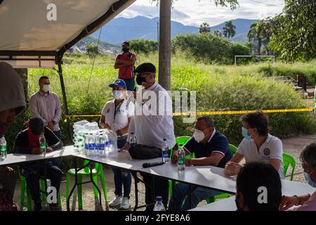 Il sindaco di Yumbo, Valle del Cauca, John Jairo Santamaria si riunisce in un incontro con l'OAS Organisation of American States (OEA), Membri indigeni e manifestanti per fermare i blocchi e i disordini che hanno lasciato almeno 40 morti nel mese scorso durante le proteste anti-governative contro le riforme del presidente Ivan Duque e la polizia abuso dei casi di autorità. A Yumbo, Valle del Cauca, il 26 maggio 2021. Foto Stock