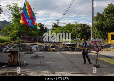 Una visione generale del blocco principale a Yumbo, Valle del Cauca, in quanto sindaco di Yumbo, Valle del Cauca, John Jairo Santamaria si riunisce in un incontro con l'OAS Organisation of American States (OEA), Membri indigeni e manifestanti per fermare i blocchi e i disordini che hanno lasciato almeno 40 morti nel mese scorso durante le proteste anti-governative contro le riforme del presidente Ivan Duque e la polizia abuso dei casi di autorità. A Yumbo, Valle del Cauca, il 26 maggio 2021. Foto Stock