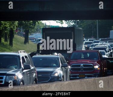 Queens, New York, Stati Uniti. 27 maggio 2021. Con l'abolizione delle restrizioni Covid nell'area di New York, la gente si sta precipitando nel lungo weekend del Memorial Day andando a Long Island. Il traffico sulla Long Island Expressway a Queens si dirigeva verso gli Hamptons, e le altre autostrade erano a un livello superiore. Credit: Debra L. Rothenberg/ZUMA Wire/Alamy Live News Foto Stock