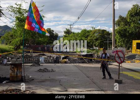 Cali, Valle del Cauca, Colombia. 26 Maggio 2021. Una visione generale del blocco principale a Yumbo, Valle del Cauca, in quanto sindaco di Yumbo, Valle del Cauca, John Jairo Santamaria si riunisce in un incontro con l'OAS Organisation of American States (OEA), Membri indigeni e manifestanti per fermare i blocchi e i disordini che hanno lasciato almeno 40 morti nel mese scorso durante le proteste anti-governative contro le riforme del presidente Ivan Duque e la polizia abuso dei casi di autorità. A Yumbo, Valle del Cauca, il 26 maggio 2021. Credit: Mauricio Romero/LongVisual/ZUMA Wire/Alamy Live News Foto Stock