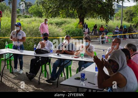 Cali, Valle del Cauca, Colombia. 26 Maggio 2021. Il Sindaco di Yumbo, Valle del Cauca, John Jairo Santamaria (Centro) si riunisce in un incontro con l'OAS Organisation of American States (OEA), Membri indigeni e manifestanti per fermare i blocchi e i disordini che hanno lasciato almeno 40 morti nel mese scorso durante le proteste anti-governative contro le riforme del presidente Ivan Duque e la polizia abuso dei casi di autorità. A Yumbo, Valle del Cauca, il 26 maggio 2021. Credit: Mauricio Romero/LongVisual/ZUMA Wire/Alamy Live News Foto Stock