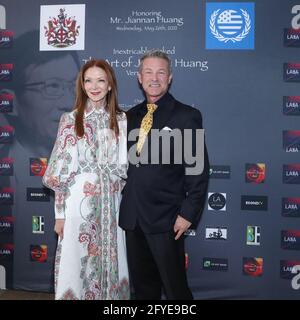 Los Angeles, California, Stati Uniti. 26 Maggio 2021. Lynn Marks, consulente artistico e Todd Williamson, Presidente del Comitato artistico di West Hollywood, partecipano a 'Inextricably Linked' - The Art of Jiannan Huang Vernissage, un evento di visualizzazione privata per l'artista Jiannan Huang, uno degli artisti di maggior successo al mondo, all'Hilton Beverly Hotel di Beverly Hills, California. L'evento è stato ospitato dalla Los Angeles Beverly Arts (LABA). Credito: Sheri Determan Foto Stock