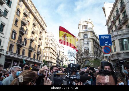 Barcellona, Spagna. 27 maggio 2021. Un manifestante detiene una bandiera spagnola durante la manifestazione.circa un centinaio di persone si sono riunite questo giovedì pomeriggio in Via Laietana a Barcellona per protestare contro il trasferimento della sede nazionale della polizia, decisione che il governo comunale di Barcellona vuole portare a termine. Alla manifestazione hanno partecipato alcuni rappresentanti dei partiti politici, PP (Partito popolare), Vox e Ciudadanos. Credit: SOPA Images Limited/Alamy Live News Foto Stock