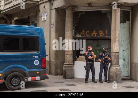 Barcellona, Spagna. 27 maggio 2021. I poliziotti si levano in guardia durante la manifestazione.circa un centinaio di persone si sono riunite questo giovedì pomeriggio in Via Laietana a Barcellona per protestare contro il trasferimento della sede nazionale della polizia, decisione che il governo comunale di Barcellona vuole portare a termine. Alla manifestazione hanno partecipato alcuni rappresentanti dei partiti politici, PP (Partito popolare), Vox e Ciudadanos. Credit: SOPA Images Limited/Alamy Live News Foto Stock