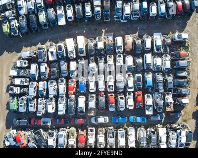 Vista aerea del cortile dell'auto che mostra le automobili schiantate e distrutte per il salvataggio, Ballarat, Victoria, Australia. Foto Stock