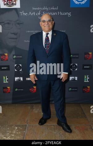 Los Angeles, California, Stati Uniti. 26 Maggio 2021. Barry Simon, presidente dell'Associazione delle Nazioni Unite degli Stati Uniti (una-USA), California del Sud, partecipa 'Inextricably Linked' - l'Arte di Jiannan Huang Vernissage, un evento privato di visualizzazione per l'artista Jiannan Huang, uno degli artisti di maggior successo del mondo, al Beverly Hilton Hotel di Beverly Hills, California. L'evento è stato ospitato dalla Los Angeles Beverly Arts (LABA). Credito: Sheri Determan Foto Stock