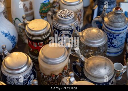 Set di birra in ceramica al mercato locale Foto Stock