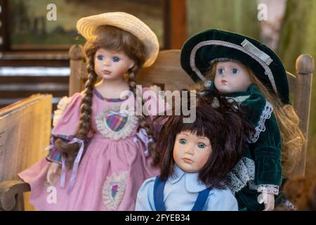 Bambole in bancarella al mercato dei souvenir Foto Stock