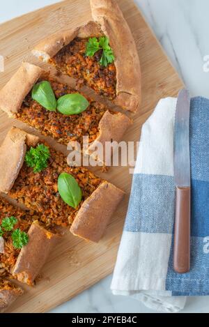 Tradizionali piatti turchi conosciuti come kasarli sucuklu pide Foto Stock